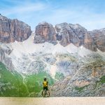 Mountainbiker vor dem Sella Massiv in den Dolomiten