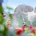 Mountainbiker vor dem Sella Massiv in den Dolomiten