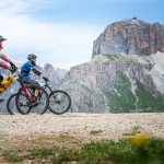 Mountainbiker vor dem Sella Massiv in den Dolomiten