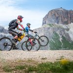 Mountainbiker vor dem Sella Massiv in den Dolomiten