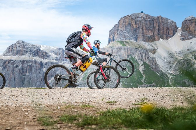 Coole Mountainbiker bzw. Downhill-Fahrer vor massiver Dolomiten Kulisse