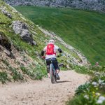 Mountainbiker Abfahrt zum Passo Pordoi