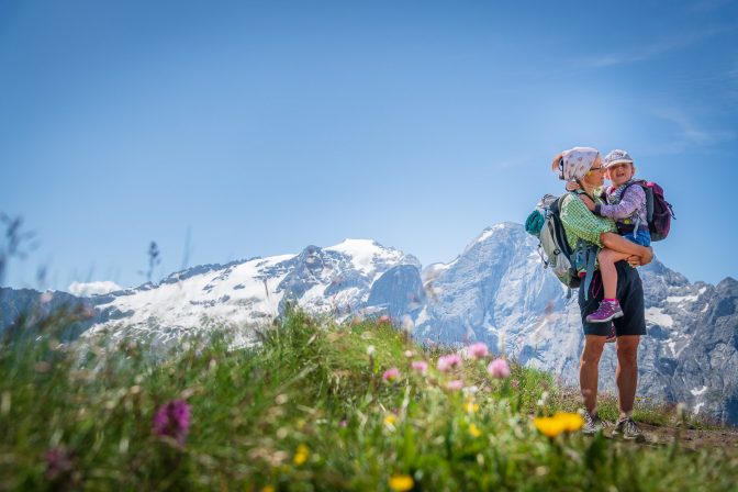 Anni und Anna mit Marmolata - Gletscher der Dolomiten