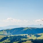 Blick auf die Seiser Alm mit Paragleiter