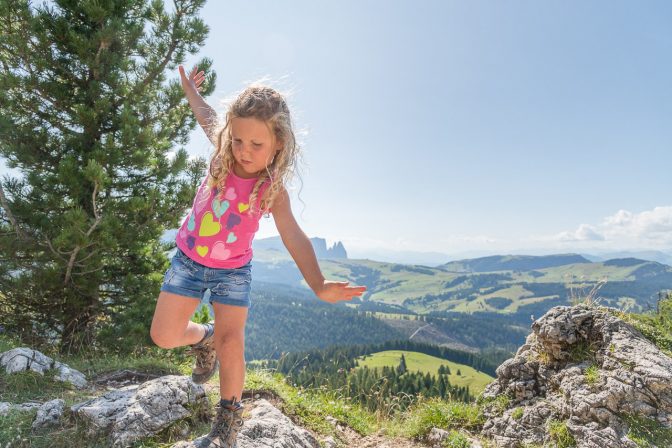 Balancieren üben vor herrlicher Seiser Alm Kulisse