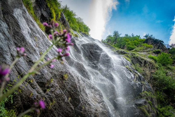 Ein Wasserfall in der 1000 Stufen Schlucht