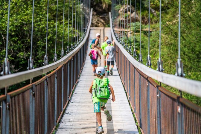 Das ist lustig - über die schwingende Hängebrücke rennen