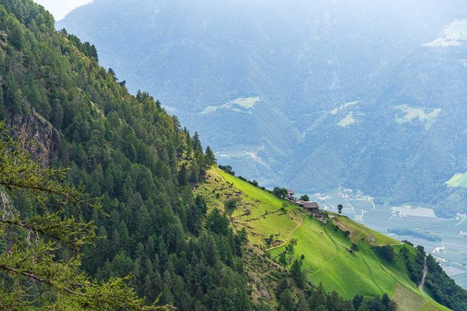 Zahlreiche Bauernhöfe liegen am und rund um den Meraner Höhenweg