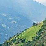 Blick vom Meraner Höhenweg auf die Bergstation der Unterstell Seilbahn