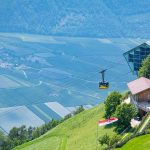 Blick vom Meraner Höhenweg auf die Bergstation der Unterstell Seilbahn