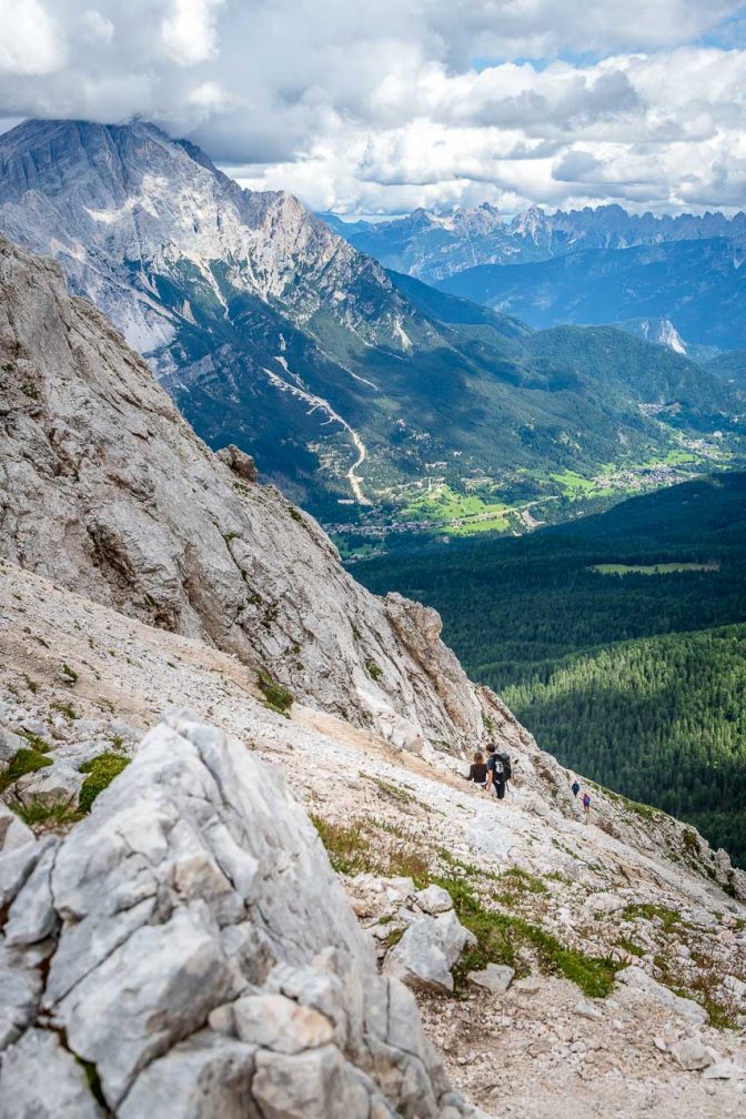 Der steile Steig hinauf zum Val d'Arcia Sattel (im Bild Wanderer die abwärts unterwegs sind)