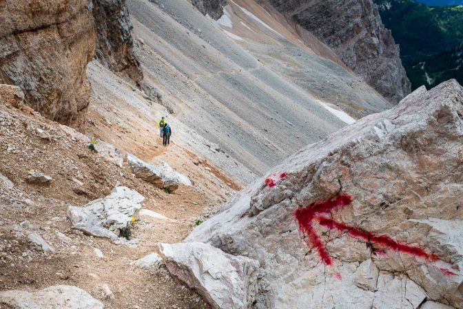 Auf dem Val d'Arcia Sattel mit Blick hinunter zum Abstieg