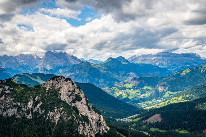 Grandioser Dolomitenblick hinüber zur Mamolata und dem Sellastock