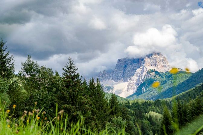 Eingehüllt in Wolken der Monte Pelmo in den Dolomiten