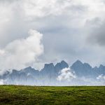 Blick von der Plose zum Tullen in der Peitlerkoflergruppe und den Geislern im Hitergrund