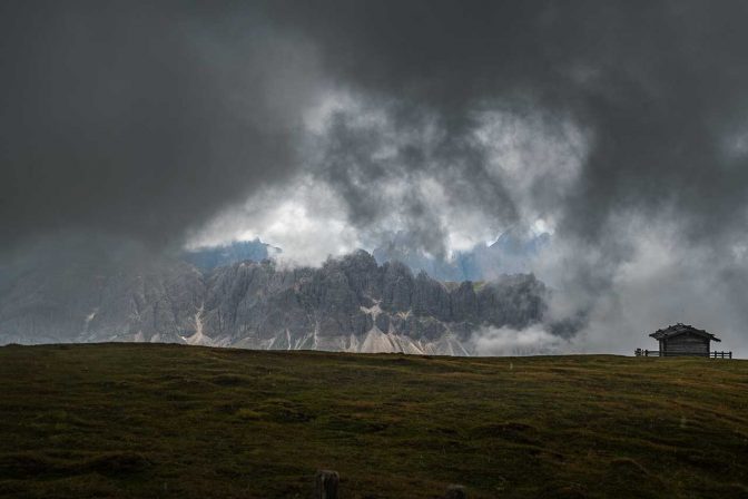 Blick vom Gipfelkreuz des Gabler zur Peitlerkofelgruppe und den Geisler. Rechts die Biwak-Hütte.