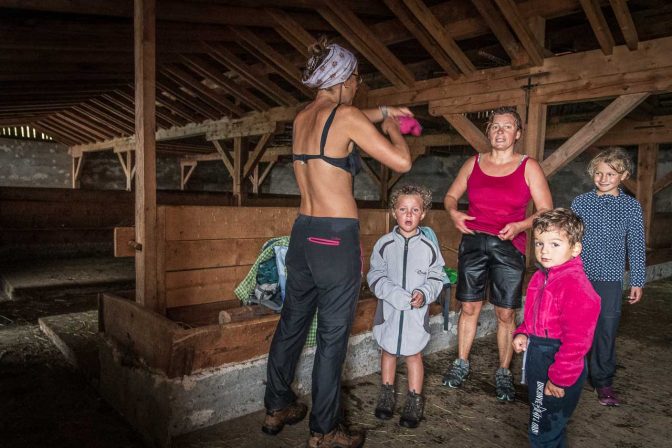 Kleidertausch im Stall der Gableralm