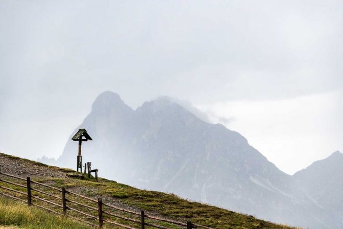 Wegkreuz vor dem Peitlerkofel