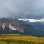 Blick vom Panoramaweg Plose auf die Peitlerkofelgruppe und die Geislergruppe