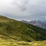 Blick vom Panoramaweg Plose auf die Peitlerkofelgruppe und die Geislergruppe