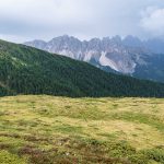 Blick vom Panoramaweg Plose auf die Peitlerkofelgruppe und die Geislergruppe