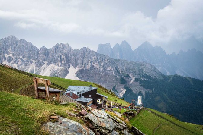 Blick über die Rossalm auf die Peitlerkofelgruppe und die Geislergruppe