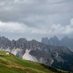 Blick über die Rossalm auf die Peitlerkofelgruppe und die Geislergruppe