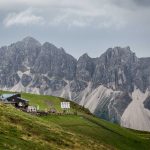 Blick über die Rossalm auf die Peitlerkofelgruppe und die Geislergruppe