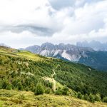 Blick vom Panoramaweg Plose auf die Peitlerkofelgruppe und die Geislergruppe