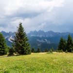 Blick vom Panoramaweg Plose auf die Peitlerkofelgruppe und die Geislergruppe