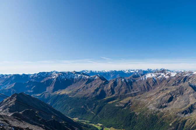 Ausblick von der Bergstation der Schnalser Gletscherbahn Richtung Ortlergruppe