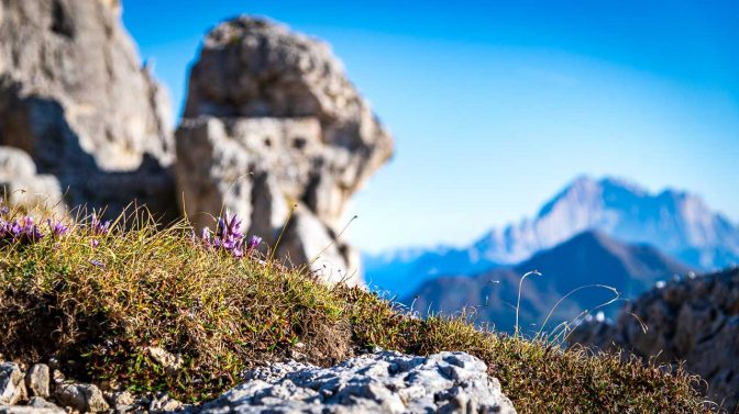 Blick vorbei an einer in den Berg gehauenen Schützenstellung zur Civetta