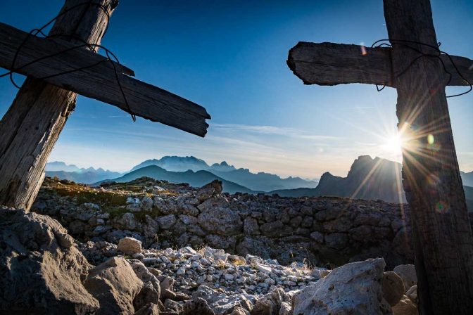 Der Krieg hat Zeichen des Todes hinterlassen. Im Hintergrund die höchste Erhebung der Dolomiten, die Marmolata.