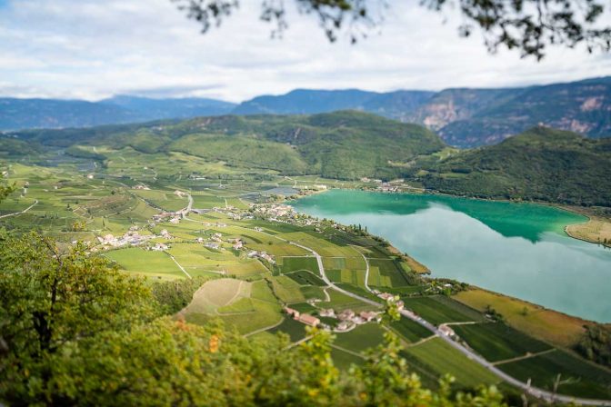 Ausblick auf den Kalterer See und St. Josef am See