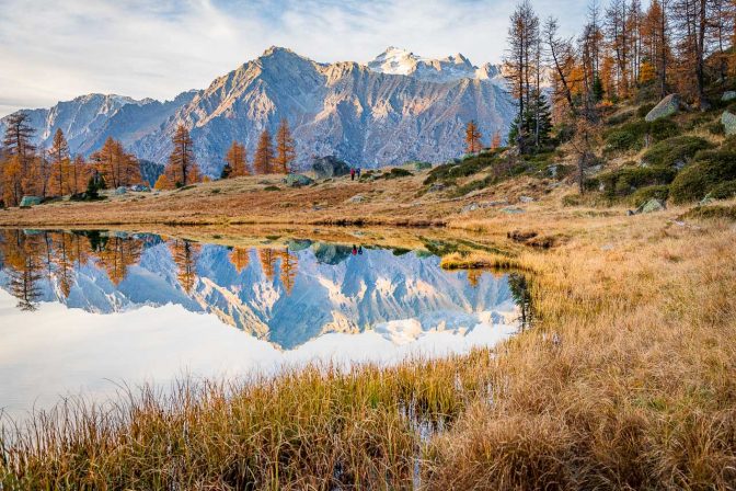 Die Cima Presanella spiegelt sich im herbstlichen Lago Germenega