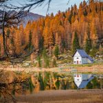 Chiesa di San Giuliano, Herbst, Lago di San Giuliano, Spiegelung