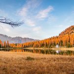 Chiesa di San Giuliano, Herbst, Lago di San Giuliano, Spiegelung