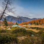 Chiesa di San Giuliano, Cima Presanella, Herbst, Lago di San Giuliano, Spiegelung