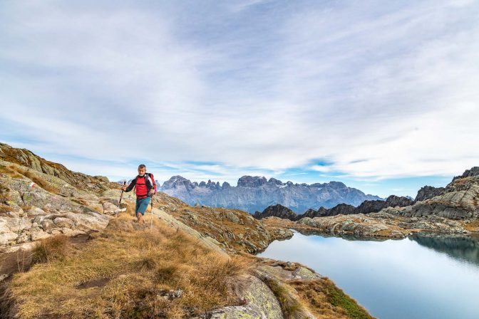 Entlang des Lago Nero mit den Brenta Dolomiten im Hintergrund