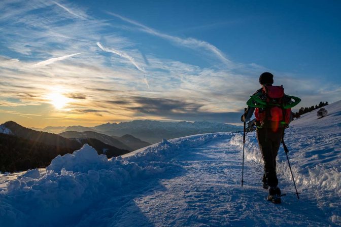 Mit den Schneeschuhen auf dem Rücken gen Sonnenuntergang