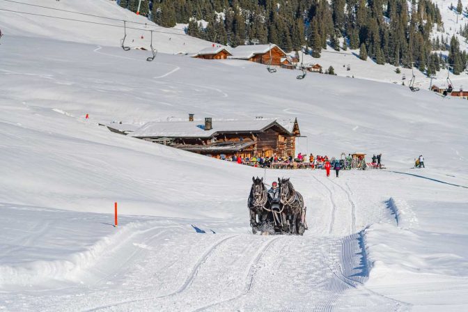 Ein Pferdeschlitten pendelt zwischen Kompatsch und der Sanonhütte