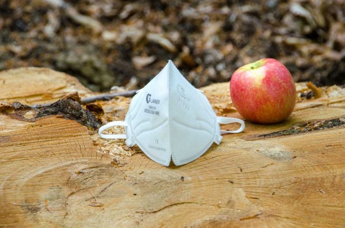 Mit im Gepäck nicht nur ein Apfel auch eine Maske...