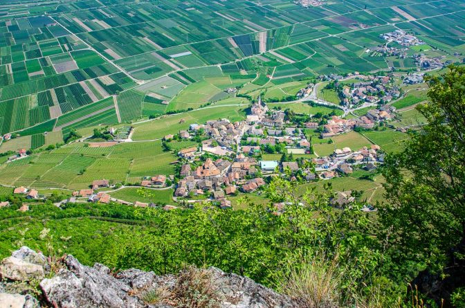 Tiefblick auf Kurtatsch vom Sitzkofel aus gesehen.