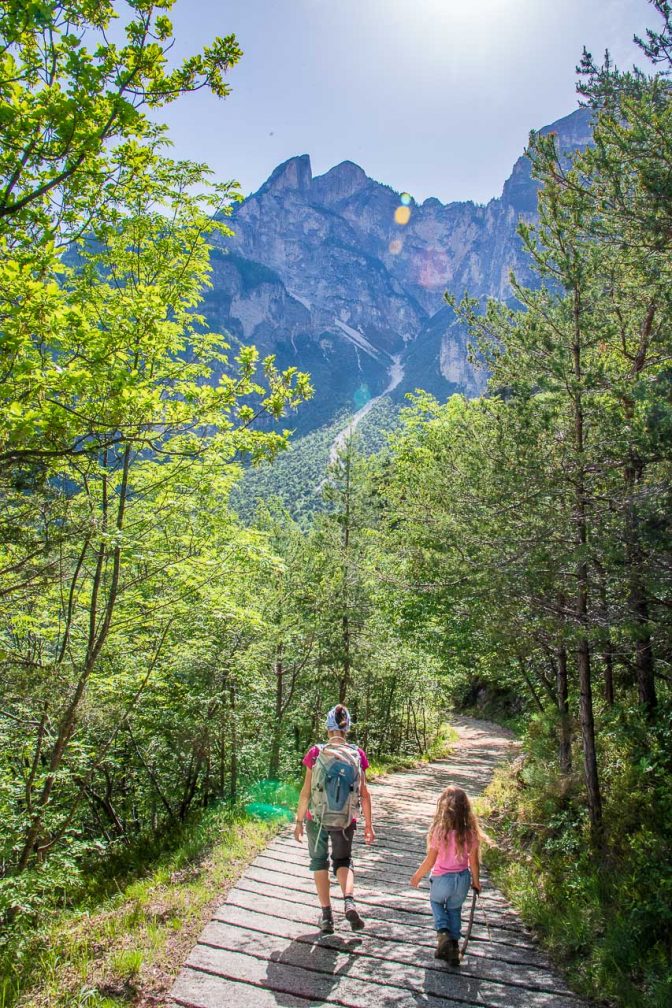 Steil führt uns ein betonierter Weg unter der Wiggerspitze ins Höllental hinunter