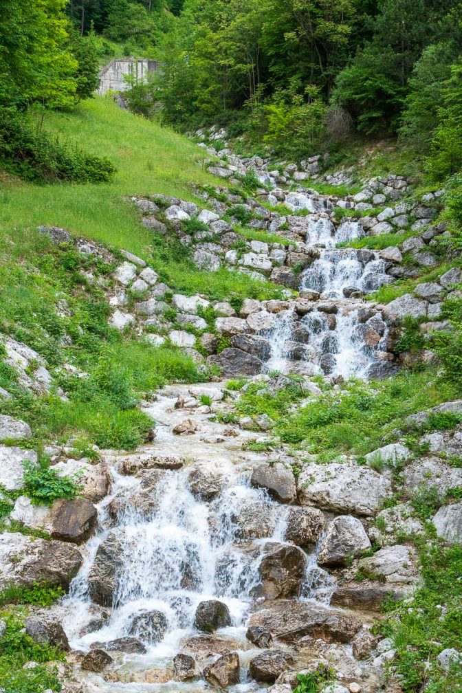 Wildbachverbauung mit Natursteinen, da darf das Wasser so richtig plätschern