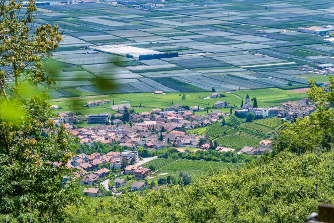 Das nördliche Tramin mit dem St. Jakob Hügel und dem gleichnamigen Kirchlein