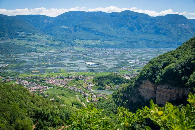 Blick vom 10er-Steig hinunter in Höllental und weiter bis zum Auffangbecken des Höllentalbaches