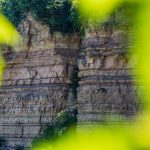 Felswand mit Tesero-Oolith Schicht und Werfener Schicht im Traminer Höllental