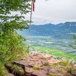 Aussicht, Stein mit Tiroler Fahne, Tramin