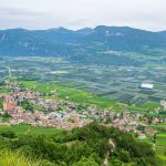 Aussicht, Stein mit Tiroler Fahne, Tramin